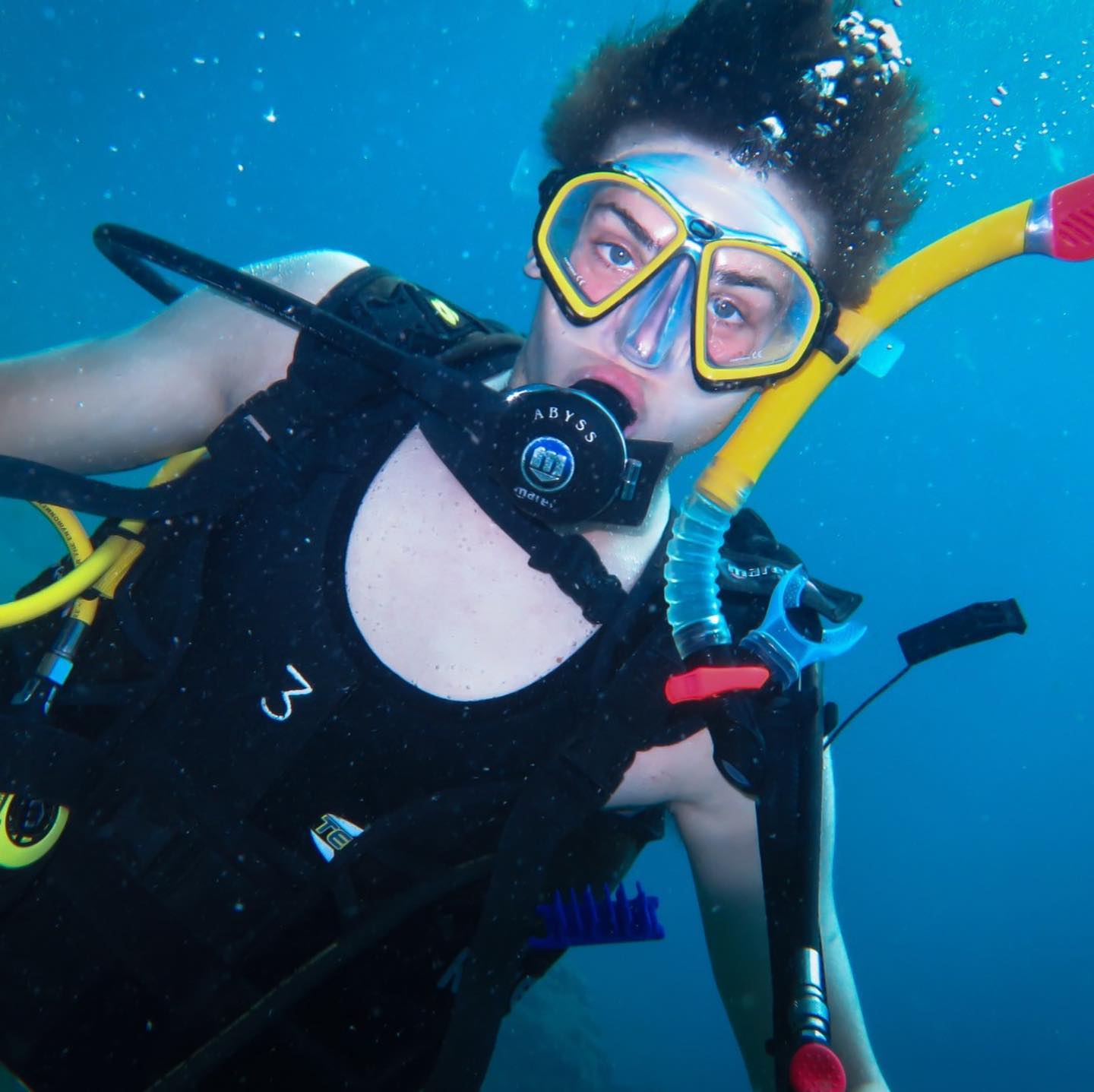 Un participante posa para la cámara mientras bucea durante un curso PADI Discover Scuba Diving con Albatros Diving en Cala Bona.