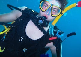 A participant posing for the camera while scuba diving during a PADI Discover Scuba Diving course with Albatros Diving in Cala Bona.