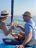 Couple appréciant le champagne pendant leur balade en voilier privé au coucher du soleil depuis Rovinj avec Sailing Pulpa Rovinj.