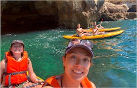 Un groupe d'amis dans les kayaks gonflables pendant la Location de kayak de mer à la grotte de Benagil avec Algarve Discovery.