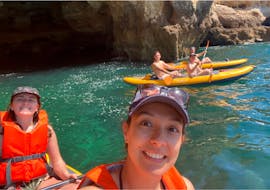 Un groupe d'amis dans les kayaks gonflables pendant la Location de kayak de mer à la grotte de Benagil avec Algarve Discovery.