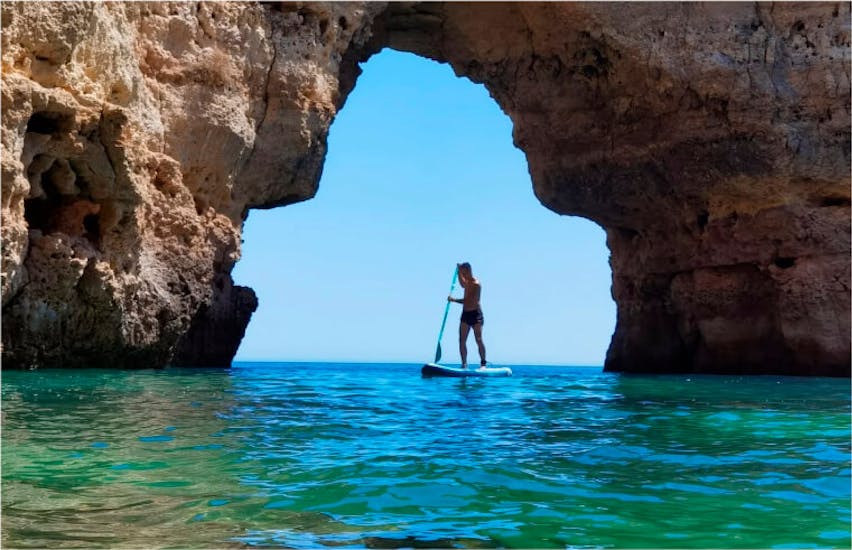 Ein Teilnehmer auf einem SUP in Portugal während des SUP-Verleihs am Benagil Beach mit Algarve Discovery.