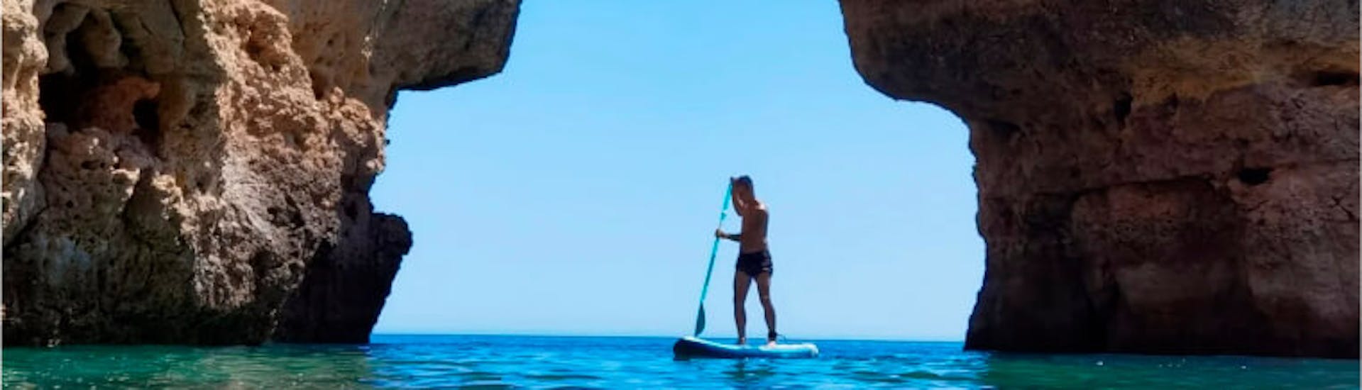 Ein Teilnehmer auf einem SUP in Portugal während des SUP-Verleihs am Benagil Beach mit Algarve Discovery.