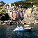 Nuestro barco pasa frente a la costa durante el paseo en barco desde Levanto por el mar de Cinque Terre, con Sea Breeze Boat Tours Levanto.