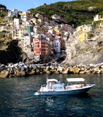 Onze boot vaart voor de kust tijdens de boottocht vanuit Levanto langs de Cinque Terre Zee met Sea Breeze Boat Tours Levanto.