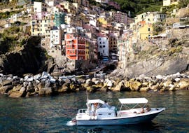 Nuestro barco pasa frente a la costa durante el paseo en barco desde Levanto por el mar de Cinque Terre, con Sea Breeze Boat Tours Levanto.