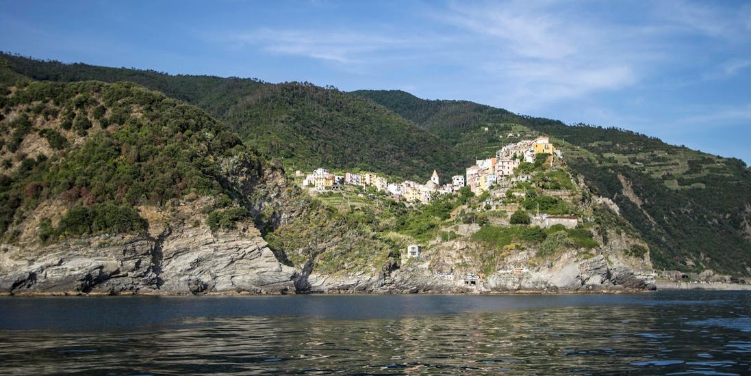 Das schöne Dorf Corniglia kann während der Bootstour von Levanto entlang der Cinque Terre mit Sea Breeze Boat Tours Levanto bewundert werden.
