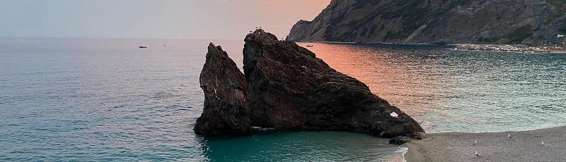 Der Felsen von Monterosso ist einer der vielen Höhepunkte dieser Bootstour bei Sonnenuntergang entlang der Cinque Terre mit Aperitif von Sea Breeze Boat Tours Levanto.