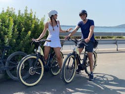 Due amici fanno una pausa durante il tour di E- City Bike nella Maremma toscana con Bike & Boat Argentario.