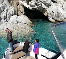 Das Boot liegt vor der Höhle während unserer Bootstour zum Wrack von Pomonte und der Grotta Azzurra mit Motobarca Mickey Mouse Elba.