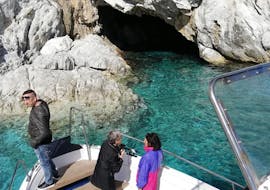 De boot ligt voor de grot tijdens onze boottocht naar het Pomonte wrak en de Grotta Azzurra met Motobarca Mickey Mouse Elba.
