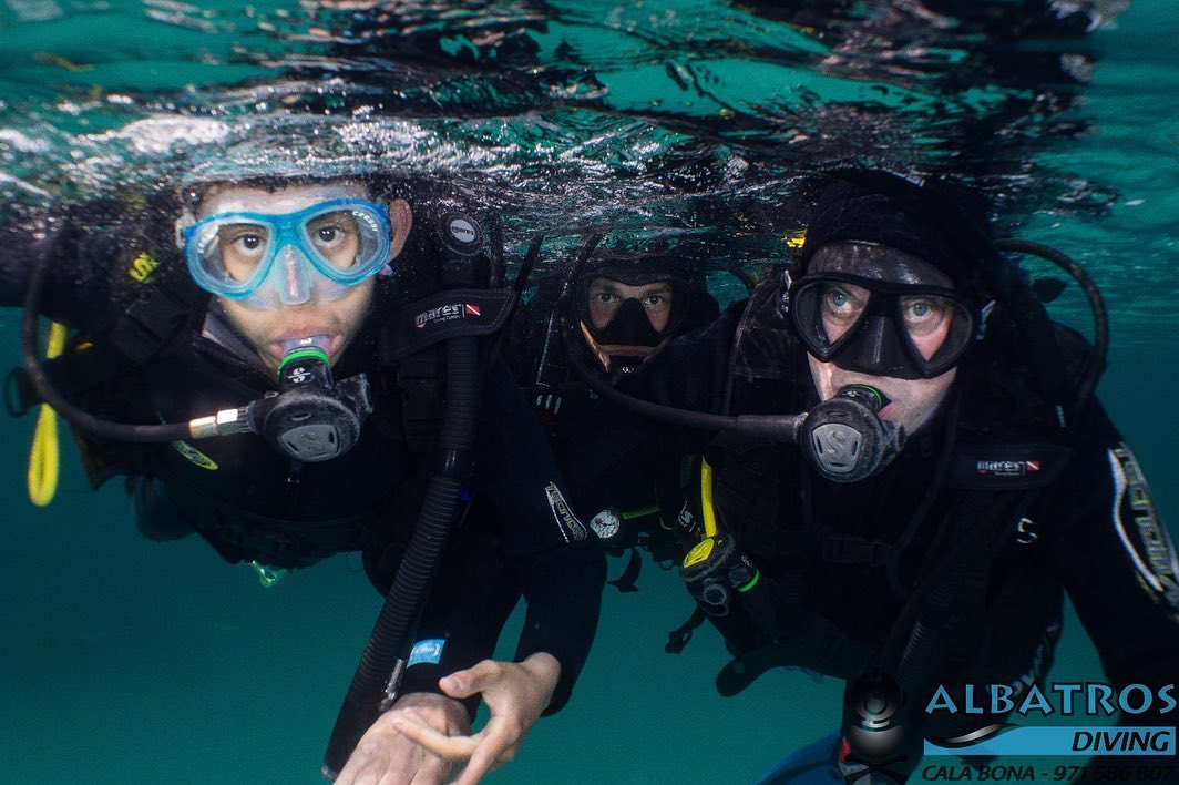 Two friends scuba diving in Mallorca during a PADI Scuba Diver Courseby Albatros Diving.