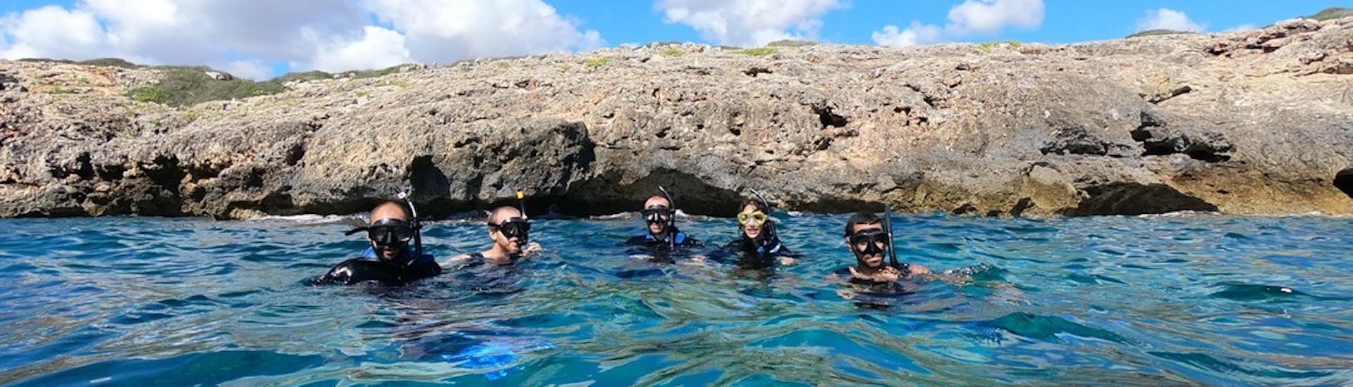 Een deelnemer poseert voor de camera tijdens een onderwaterduik op Mallorca tijdens een duikcursus gegeven door Albatros Diving.