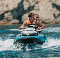 Dos amigos montando en una moto de agua durante el alquiler de una moto de agua en Can Picafort, Alcúdia o Andratx con GoJet Jet Ski Mallorca.
