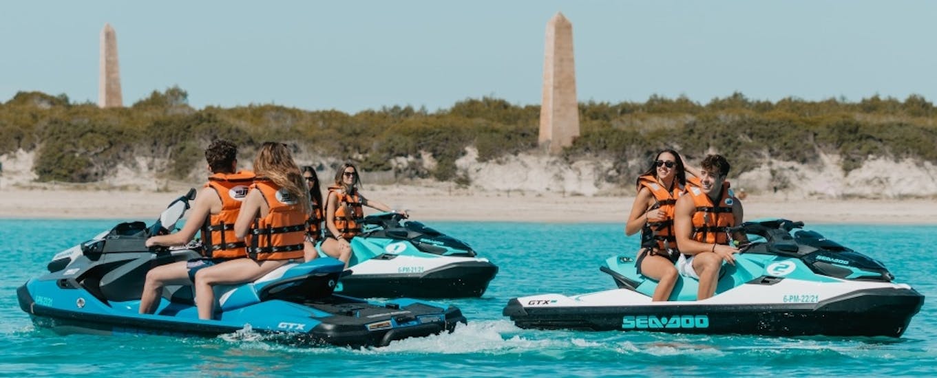 Menschen, die eine Fahrt mit einem Jetski in Can Picafort in Mallorca mit GoJet Jet Ski Mallorca genießen.