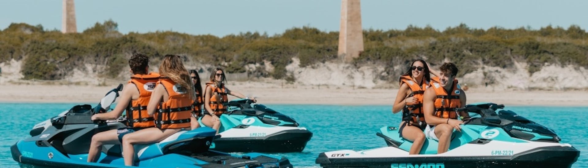 Mensen genieten in de zee tijdens een jetski-safari zonder vergunning in Mallorca met GoJet jetski Mallorca.