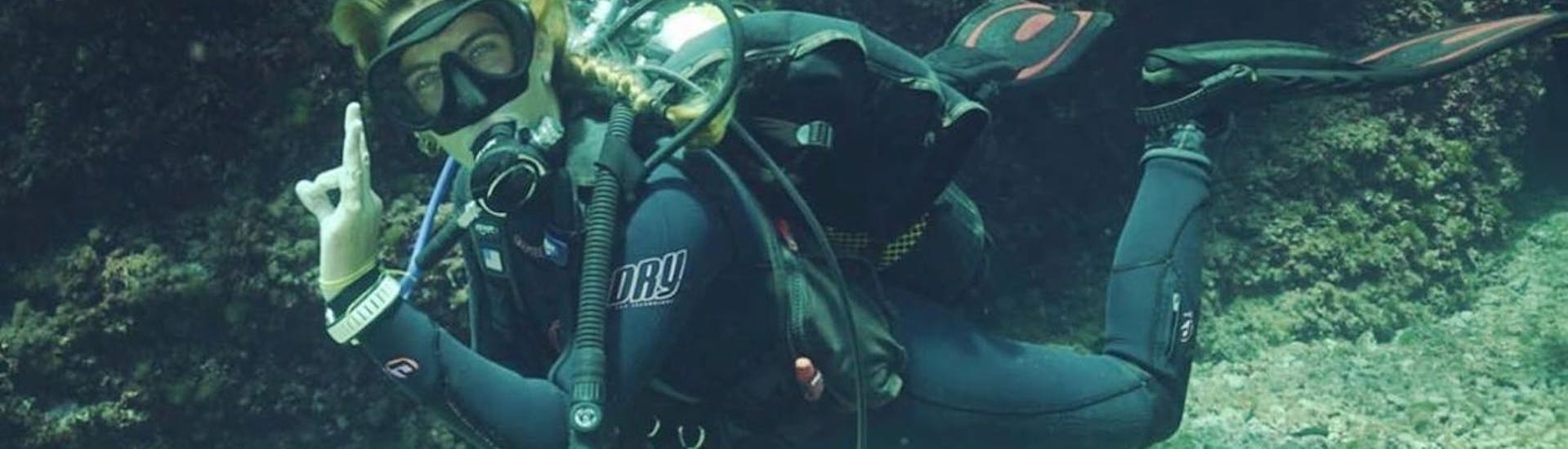 Un plongeur prenant la pause devant la caméra lors des plongées d'exploration à Cala Bona avec Albatros Diving.