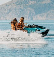 Un couple profite d'une balade lors d'un safari en jet ski à Cala En Basset et S'Argilau Cave avec GoJet Jet Ski Mallorca.