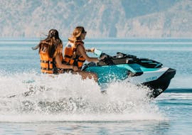 Una coppia che si gode una gita durante un safari in moto d'acqua a Cala En Basset e alla grotta di S'Argilau con GoJet Jet Ski Mallorca.