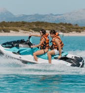 Zwei Freunde im Meer während einer Jetski-Safari um die Bucht von Alcudia mit GoJet Jet Ski Mallorca.