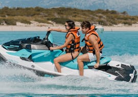 Deux amis dans la mer pendant un randonnée en jet ski dans la baie d'Alcudia avec GoJet Jet Ski Mallorca.