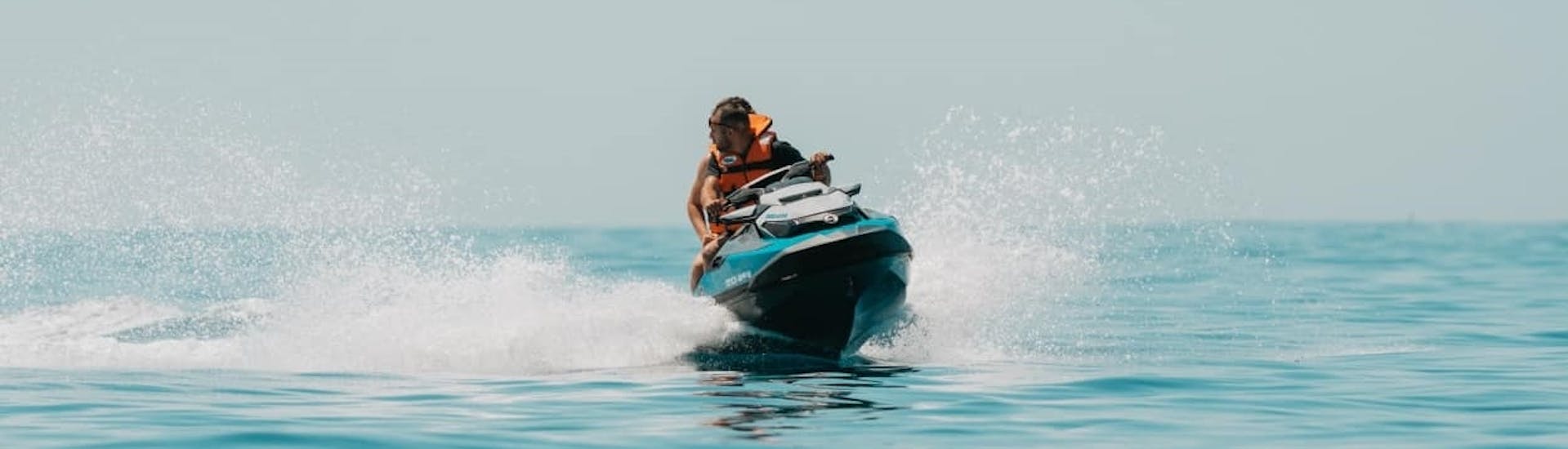 Un ragazzo che cavalca in mare durante un safari in moto d'acqua intorno alla baia di Alcudia con GoJet Jet Ski Mallorca.