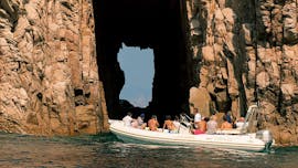 Des personnes font une Balade en bateau à Scandola et aux calanques de Piana avec Corsica Croisières Ajaccio.