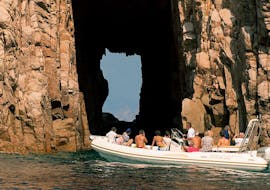 Persone che partecipano a una gita in gommone a Scandola e ai Calanchi di Piana co soste per nuotare con  Corsica Croisières Ajaccio.