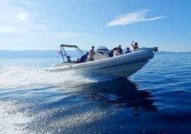 Des personnes font une Balade en bateau dans le golfe de Valinco avec Baignade avec Corsica Croisières Ajaccio.