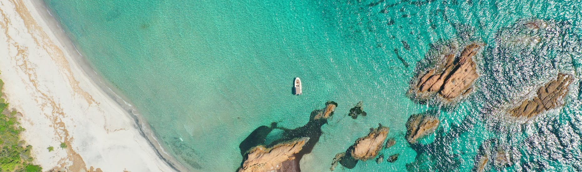 Blick auf das Boot während der Bootstour zum Golf von Valinco mit Schwimmen mit Corsica Croisières Ajaccio.