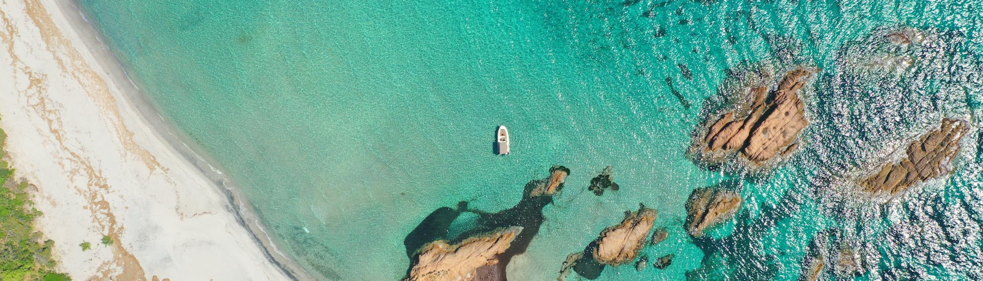 Vista della barca durante la Gita in gommone nel Golfo di Valinco con soste per nuotare con  Corsica Croisières Ajaccio.