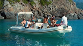 Leute, die eine Bootsfahrt zu den Sanguinaires-Inseln mit Corsica Croisières Ajaccio machen.