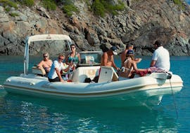 Gente dando un Paseo en lancha a motor a las islas Sanguinaires con Corsica Croisières Ajaccio.
