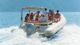 Vrienden doen een privéboottocht rond de baai van Ajaccio met Corsica Croisières Ajaccio.