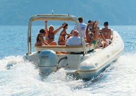 Vrienden doen een privéboottocht rond de baai van Ajaccio met Corsica Croisières Ajaccio.
