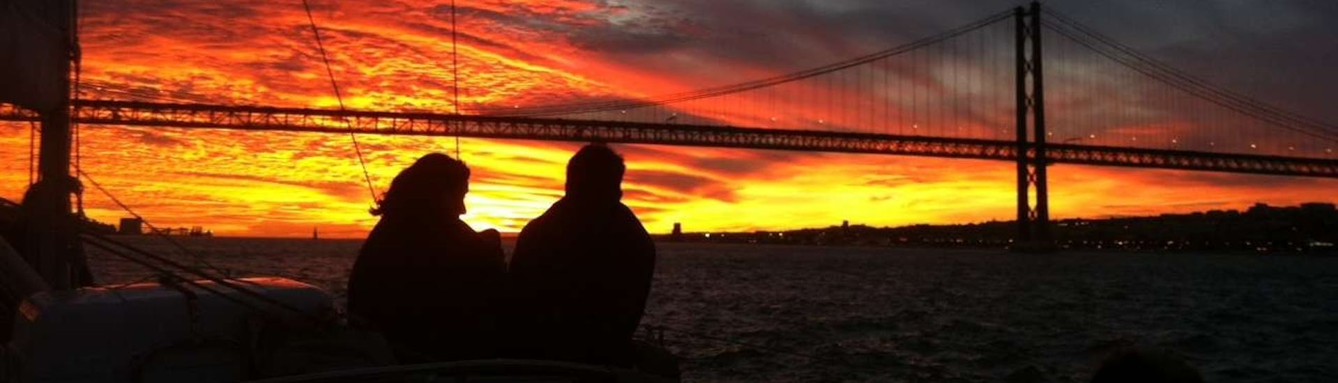 Dos personas en el barco durante el paseo nocturno en barco desde Lisboa por el río Tajo con Palmayachts Charters Portugal.