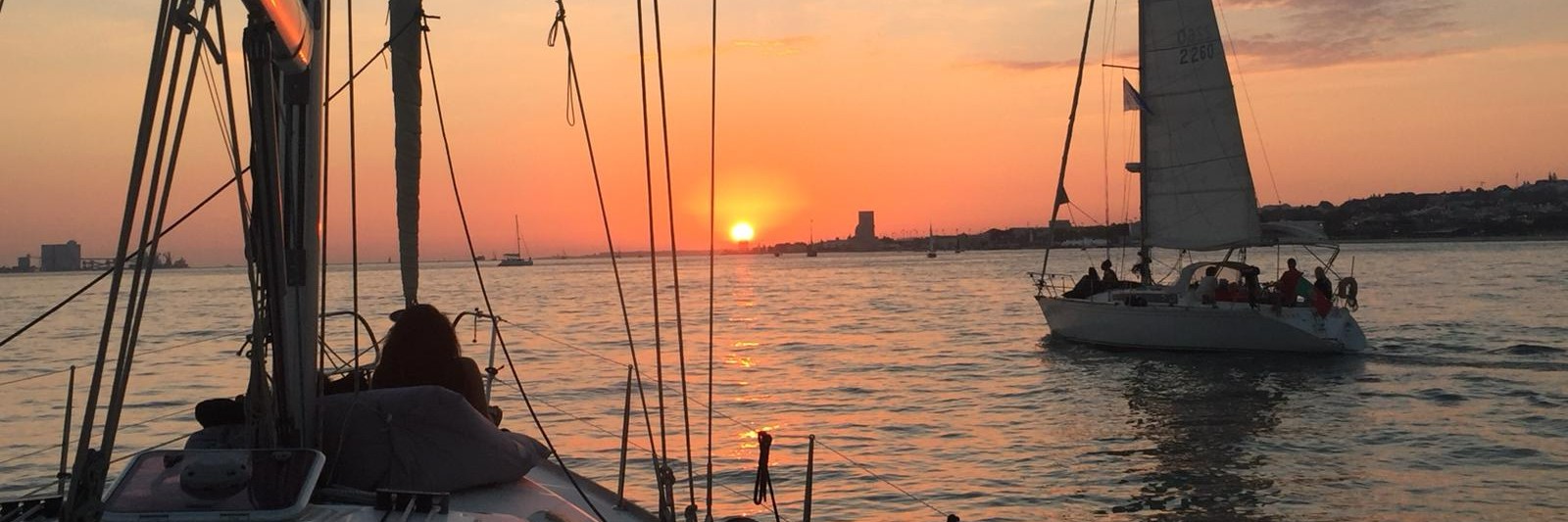 Deux bateaux de Palmayachts Charters Portugal pendant la balade privée au coucher du soleil depuis Lisbonne.