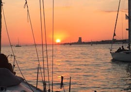 Zwei Boote von Palmayachts Charters Portugal während derPrivate Bootstour bei Sonnenuntergang ab Lissabon.