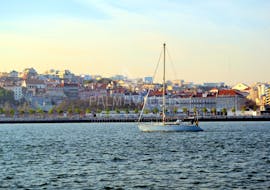 Un velero durante el viaje en barco privado desde Lisboa por el río Tajo con Palmayachts Charters Portugal.
