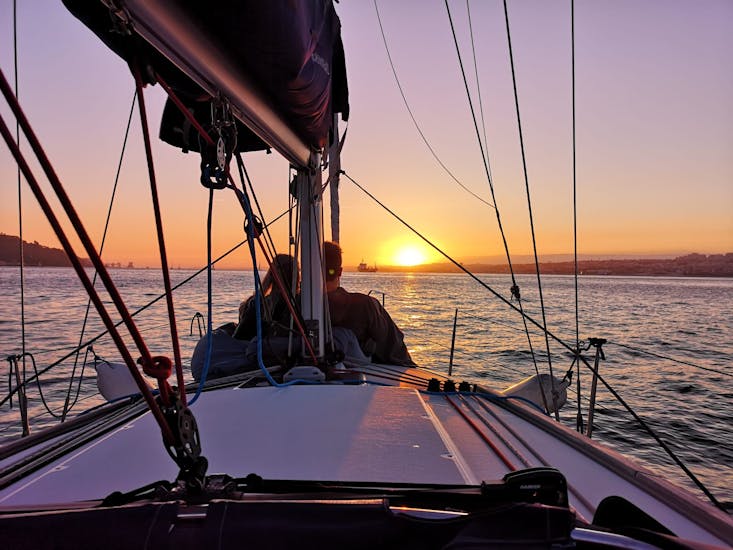 Gita privata in barca a vela da Cascais al tramonto.