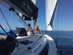Zwei Frauen sitzen auf einem Boot bei der Private Bootstour ab Cascais mit Palmayachts Charters Portugal.