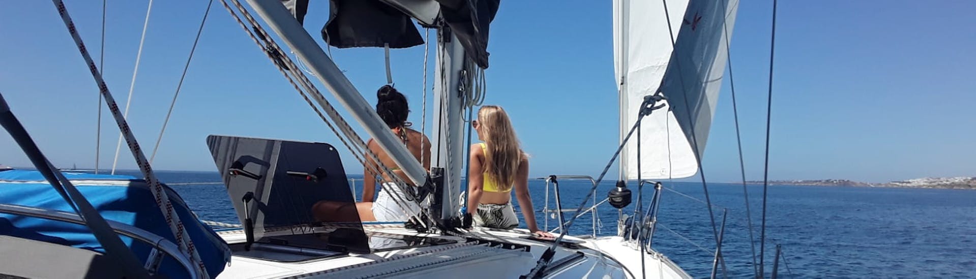 Deux femmes assises sur le bateau pendant la balade privée en bateau au départ de Cascais avec Palmayachts Charters Portugal.