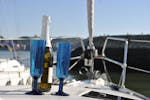 La botella de vino espumoso que se obtiene en el Viaje Romántico Privado en Barco desde Cascais con Palmayachts Charters Portugal.