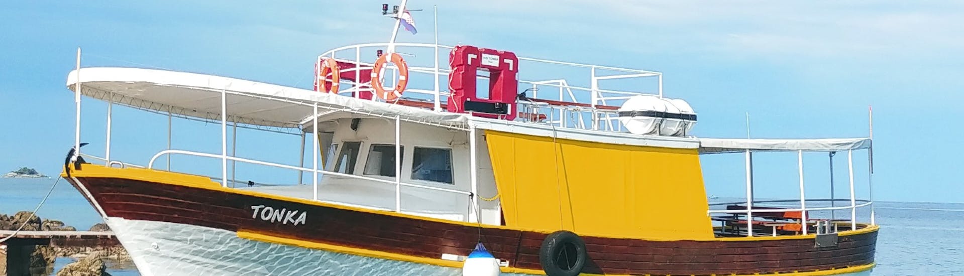 Foto van de boot genaamd Tonka tijdens de boottocht rond Rovinj met zwemmen georganiseerd door Boot Excursies Tonka Rovinj.