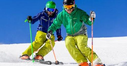 Privater Skikurs für Erwachsene aller Levels mit Skischule Snow Experts Pass Thurn 2 Skifahrer fahren die Pisten hinunter während des privaten Skikurses für Erwachsene mit der Skischule Snow Experts Pass Thurn.