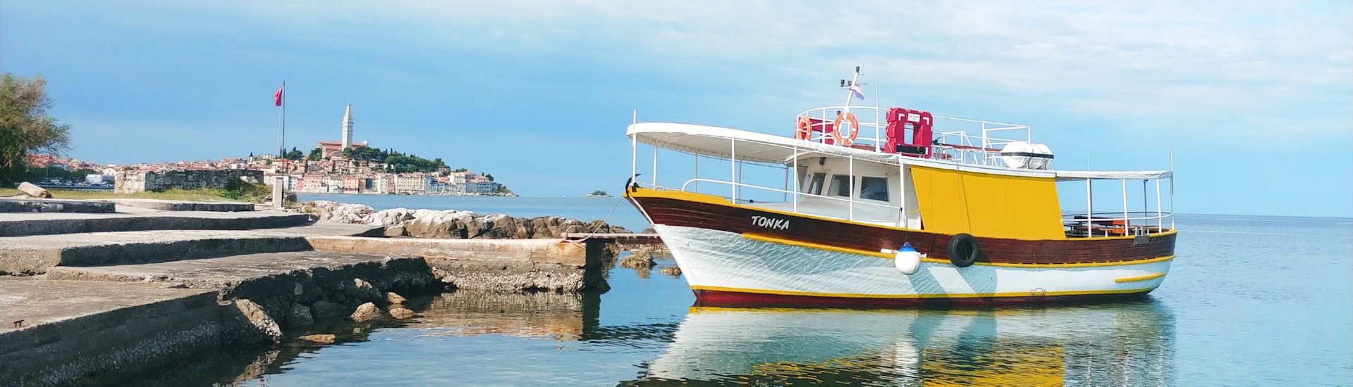 Foto del barco llamado Tonka durante la excursión en barco al fiordo de Lim organizada por Boat Excursions Tonka Rovinj.
