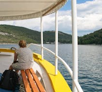 Pasajero contemplando la naturaleza circundante durante el paseo en barco al fiordo de Lim y la cueva de Romualdo, organizada por Boat Excursions Tonka Rovinj.