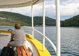 Ospite alla ricerca della natura circostante durante la gita in barca al Canale di Leme e alla Grotta di Romualdo offerto da Boat Excursions Tonka Rovinj.