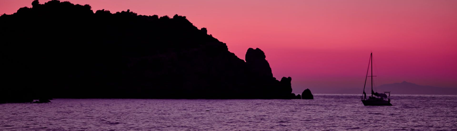 Vue sur l'île de Giglio au coucher du soleil lors de la balade en bateau vers les îles de Giglio et Giannutri avec Toscana Mini Crociere.