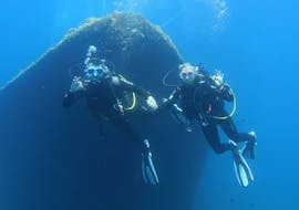 A duo is diving during the PADI Advanced Open Water Diver Course in Porto-Vecchio with Hippocampe Porto-Vecchio.